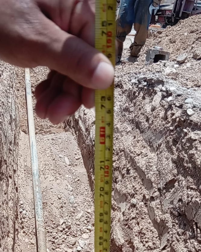 قياس العمق داخل الخندق