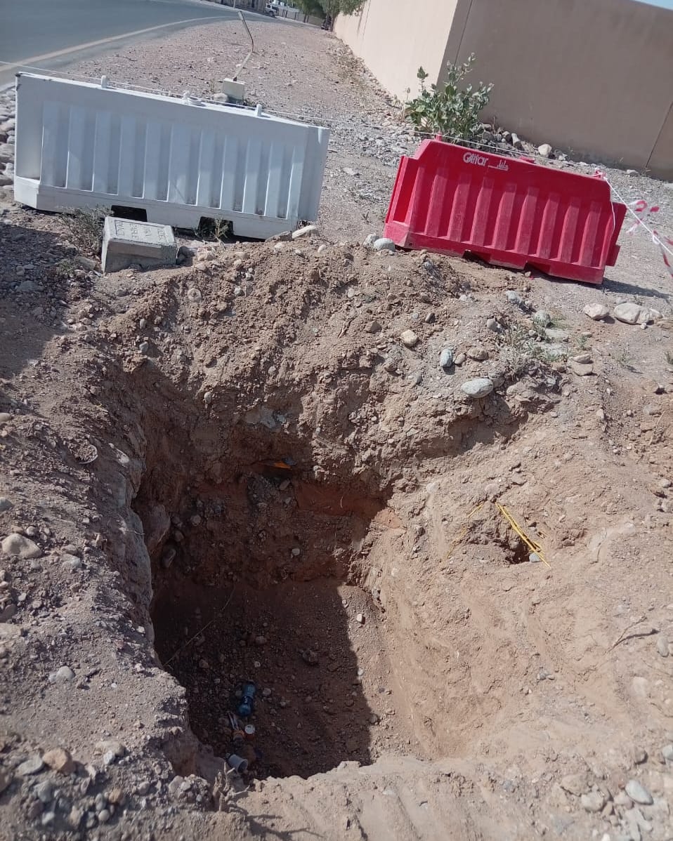 حفرة الدفع بجانب الطريق، والحواجز في مكانها