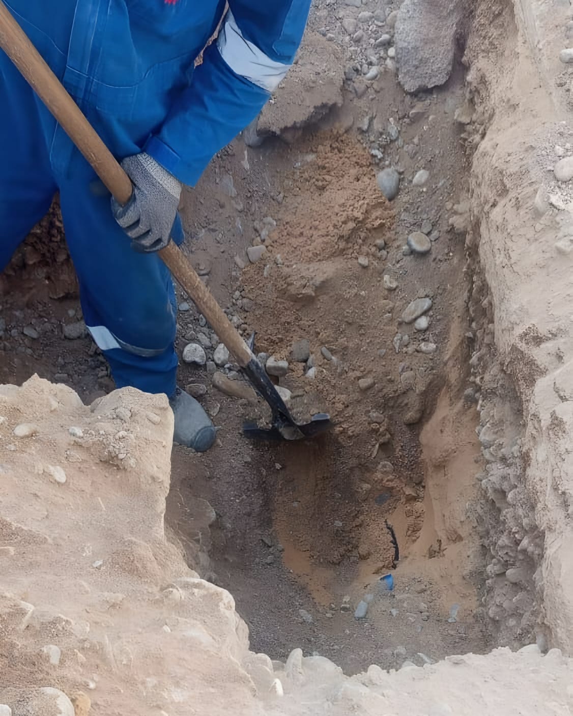 حفر حفرة يدويًا