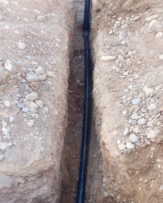 خط خدمة جديد من البولي إيثيلين على فرشته داخل الخندق