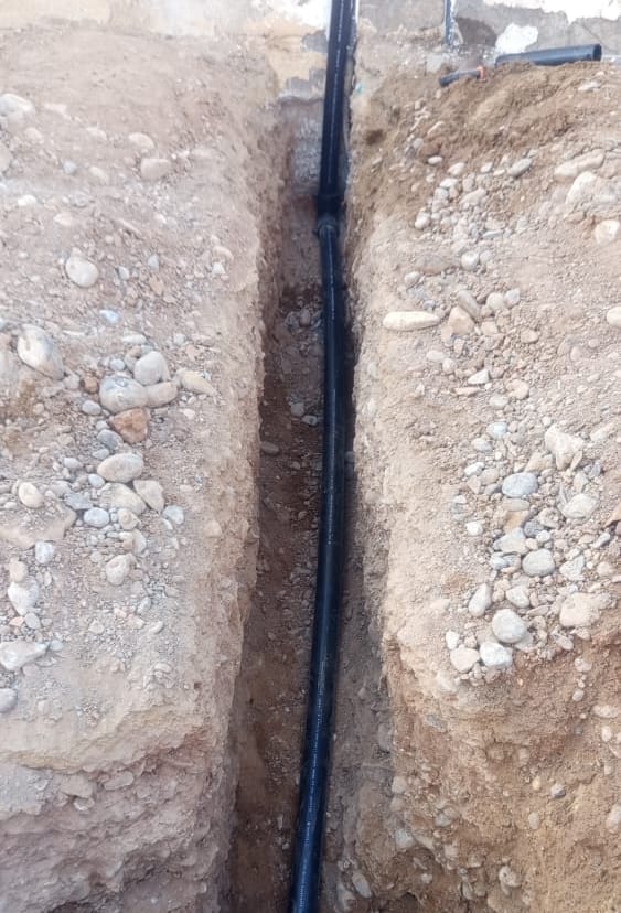 خط خدمة جديد من البولي إيثيلين على فرشته داخل الخندق